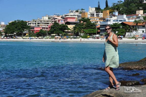 Depois de contornar o costão de pedras, chegando à praia de Bombinhas, litoral de Santa Catarina